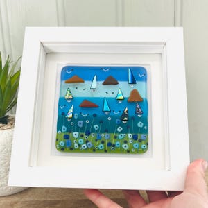 Beau voilier de bord de mer de Cornouailles avec art encadré de fleurs joyeuses, art du verre fusionné, verre fusionné de Cornouailles, verre fusionné Cornwall