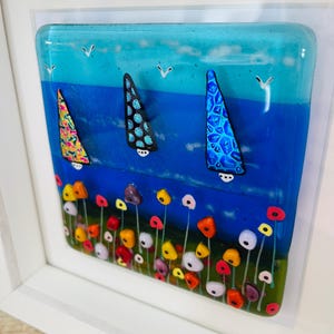 Beau voilier de bord de mer de Cornouailles avec art encadré de fleurs joyeuses, art du verre fusionné, verre fusionné de Cornouailles, verre fusionné Cornwall