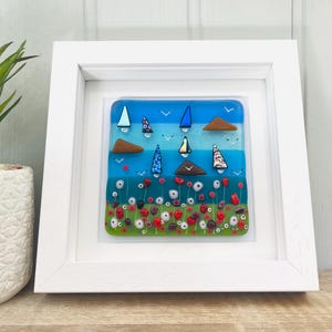 Beau voilier de bord de mer de Cornouailles avec art encadré de fleurs joyeuses, art du verre fusionné, verre fusionné de Cornouailles, verre fusionné Cornwall