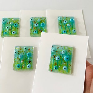 Tarjeta de felicitación de vidrio fundido - imagen de flores azules, vidrio fundido de cornualles