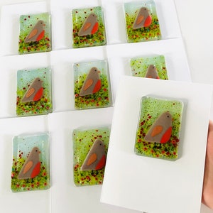 Art du verre fusionné - Des rouges-gorges apparaissent lorsque des êtres chers sont proches de la carte de voeux vierge, en verre fusionné de Cornouailles