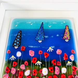 Beau voilier de bord de mer de Cornouailles avec art encadré de fleurs joyeuses, art du verre fusionné, verre fusionné de Cornouailles, verre fusionné Cornwall