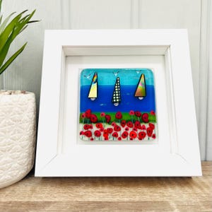 Beau voilier de bord de mer de Cornouailles avec art encadré de fleurs joyeuses, art du verre fusionné, verre fusionné de Cornouailles, verre fusionné Cornwall
