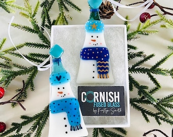 Juego de dos adornos navideños de vidrio fusionado con forma de muñeco de nieve festivo, vidrio fusionado de Cornualles, vidrio fusionado de Cornualles