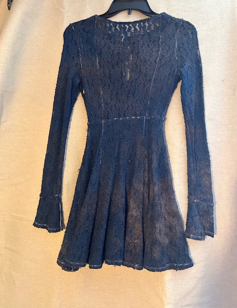 Free People dress dyed dark blue. It is stretchy lace material. Size XS bild 4