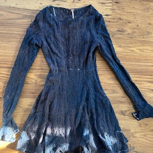 Free People dress dyed dark blue. It is stretchy lace material. Size XS bild 1