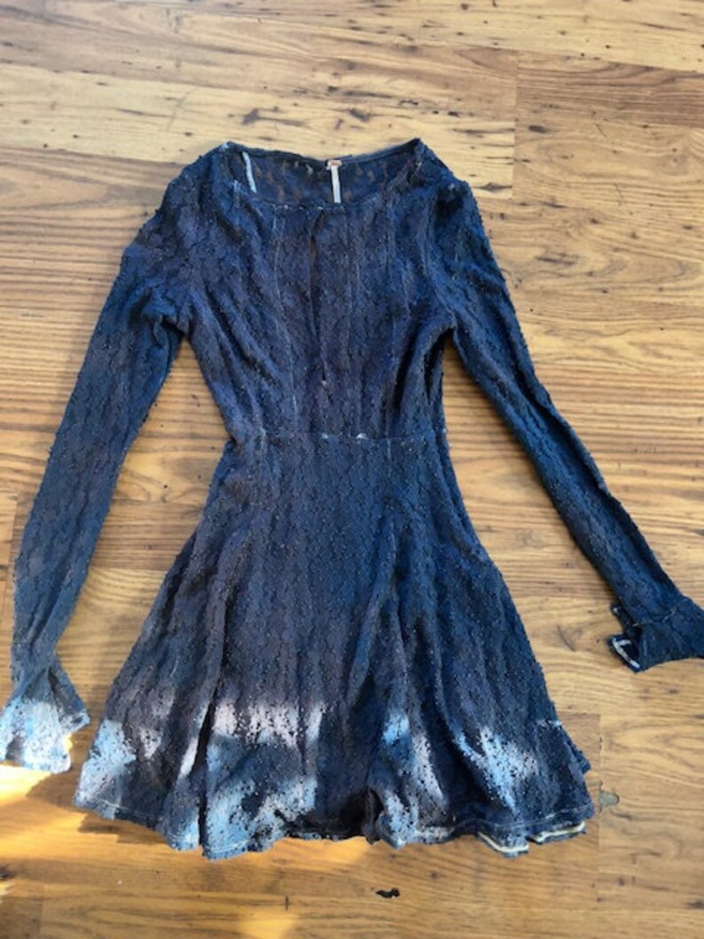 Free People dress dyed dark blue. It is stretchy lace material. Size XS bild 1