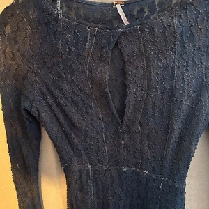 Free People dress dyed dark blue. It is stretchy lace material. Size XS bild 3