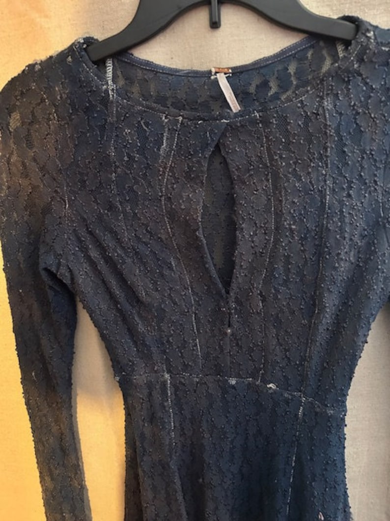 Free People dress dyed dark blue. It is stretchy lace material. Size XS bild 3