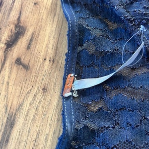 Free People dress dyed dark blue. It is stretchy lace material. Size XS bild 6