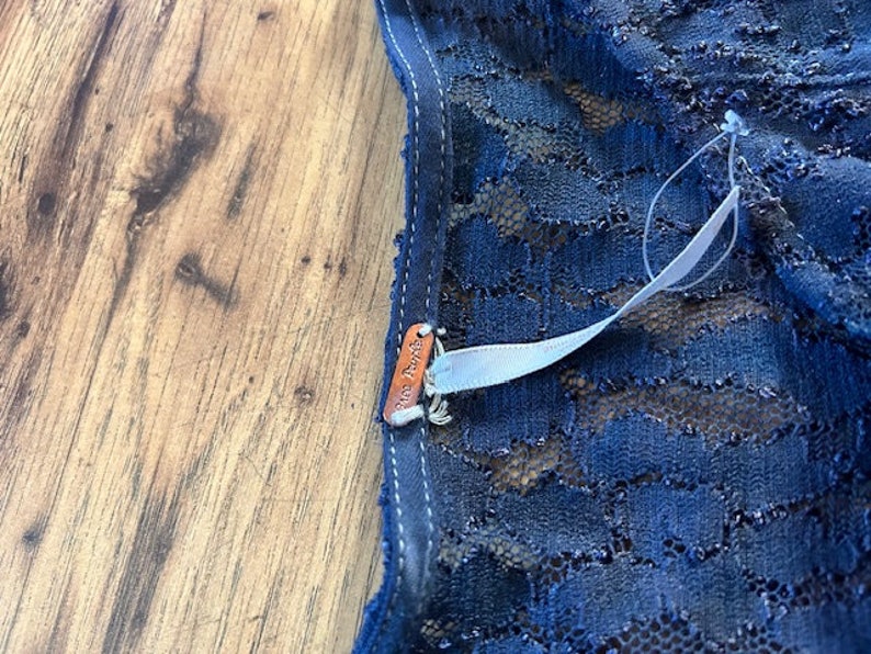 Free People dress dyed dark blue. It is stretchy lace material. Size XS bild 6