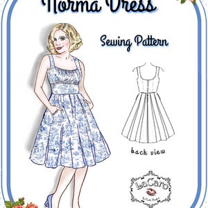 Könnte beinhalten: Ein Schnittmuster für ein Norma-Kleid. Das Schnittmuster enthält eine Vorderansicht einer Frau, die ein blau-weißes Blumenkleid trägt, und eine Rückansicht des Kleides.