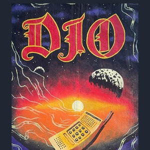 以下が含まれることがあります： 夕焼けと星を背景に、宇宙を漂うレトロな電話を描いた絵画。絵画の上部には「DIO」という文字が、下部には「.(928)-8-DECIDE.」という文字が書かれている。