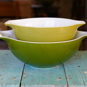 Vintage Pyrex Verde Avocado Green Cinderella Bowls: Nesting Mixing Set of 2