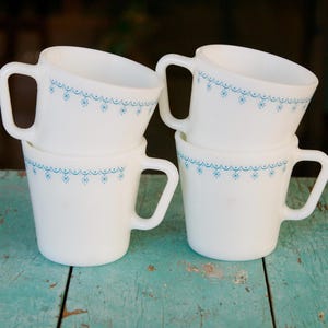 Vintage Pyrex Milk Glass Mugs: Garland Snowflake Pattern, Set of 4