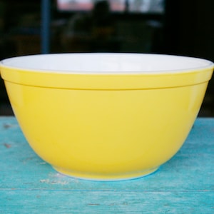 Vintage Pyrex Bright Yellow Mixing Nesting Bowl 402 1.5 QT