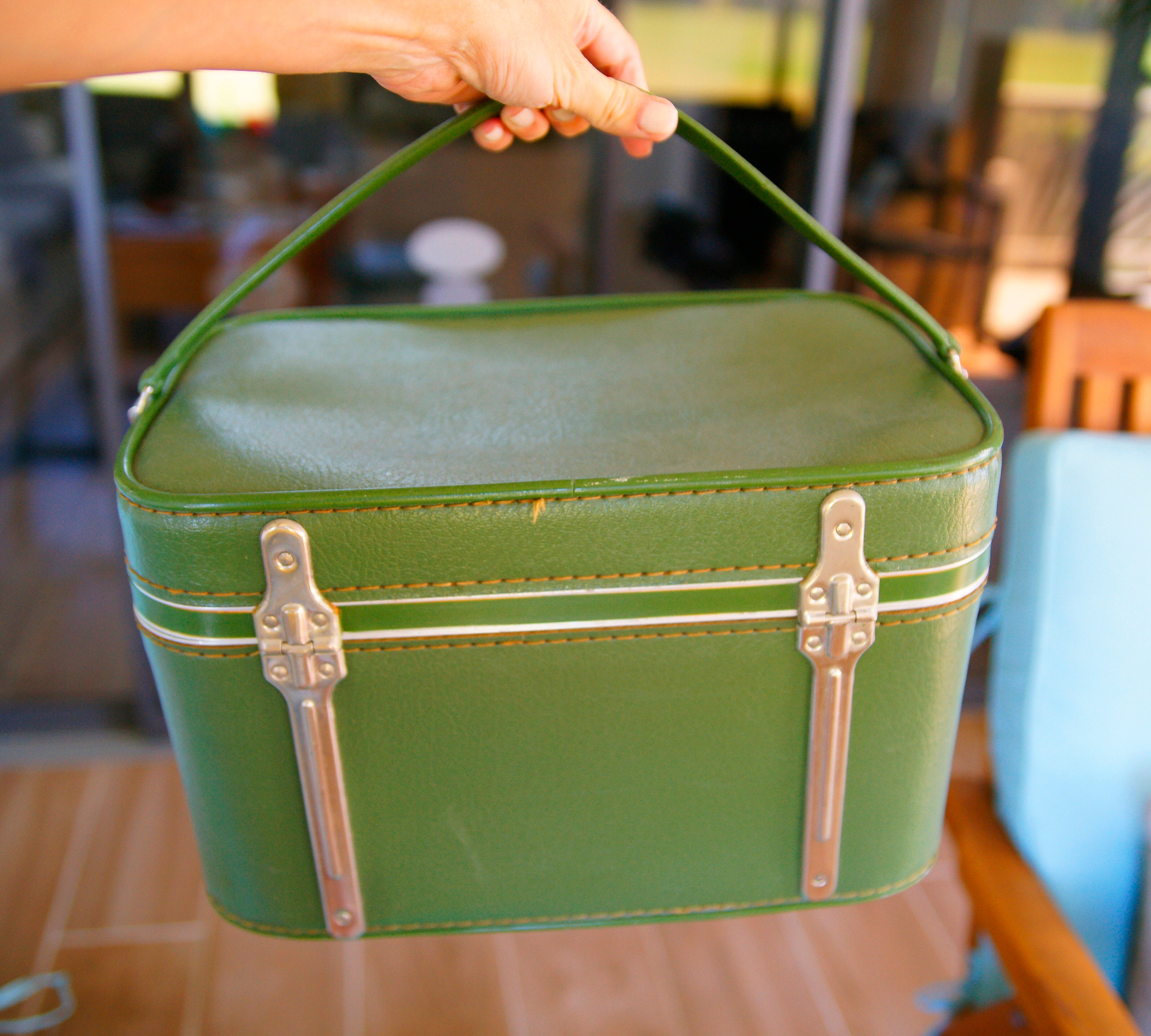 USA Vintage SEARS 60’s Travel Carry Bag s-l400.jpg