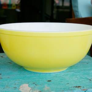 Vintage Pyrex Primary Yellow Large Mixing Nesting Bowl 404 A 28