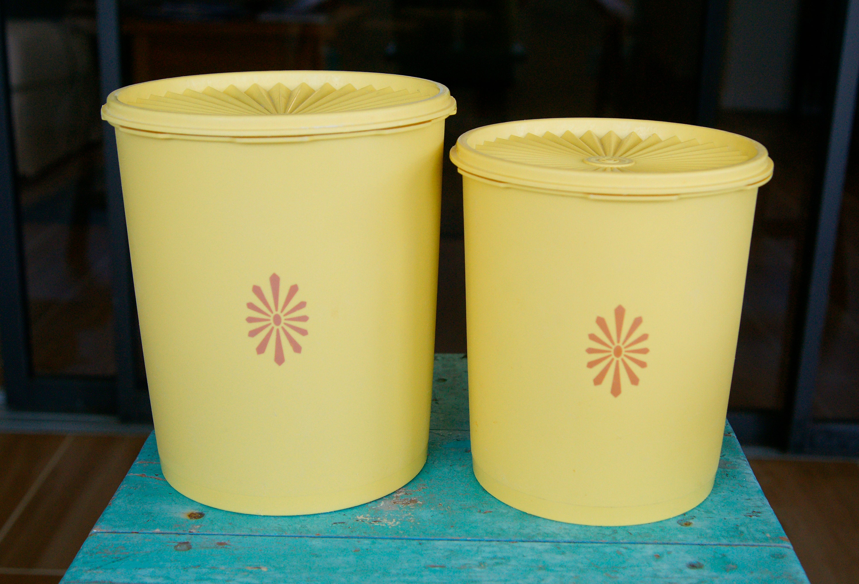 Tupperware Servalier Canisters 1204, 811 W Starburst Lids and 1205 Extra  Lid Vintage Colorful Containers Summer Picnics, RV, Camping 