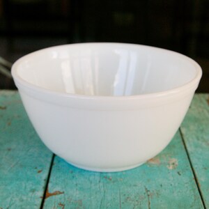 Vintage Pyrex True Opal White Mixing Nesting Bowl 402 1.5 QT