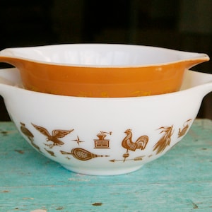 2 Vintage Pyrex Cinderella Bowls Earyl American White and brown 443 2.5 Quart and Brown and gold 1.5 Quart Americana
