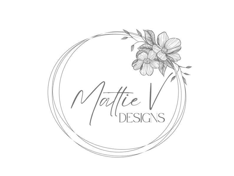 Pu&ograve; includere: Illustrazione in bianco e nero di una ghirlanda di fiori con il testo "Mattie V Designs" all'interno.