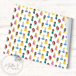 Pu&ograve; includere: Uno sfondo bianco con un motivo ripetuto di principesse Disney. Le principesse includono Ariel, Belle, Cenerentola, Jasmine e Rapunzel. Ogni principessa indossa il suo abito caratteristico e ha uno sfondo di colore diverso.