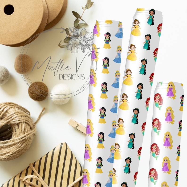 Pu&ograve; includere: Tessuto bianco con un motivo ripetitivo di principesse Disney. Le principesse includono Belle, Ariel, Jasmine, Mulan e Rapunzel. Ogni principessa indossa il suo abito caratteristico e ha un colore e uno stile di capelli diverso.