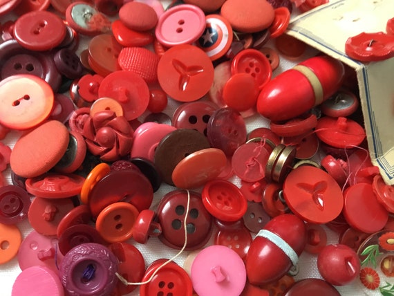 Lot of Assorted Buttons, Red Buttons, Vintage Buttons, 8 Ounces of Buttons,  Large Buttons, Celluloid Buttons, Buttons on Cards, Pink Buttons -   Sweden
