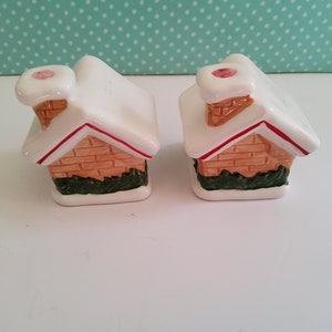 Vintage Christmas salt and pepper shakers, gingerbread house, christmas house, made in japan, ceramic, hand painted, kitschy, kitsch image 5