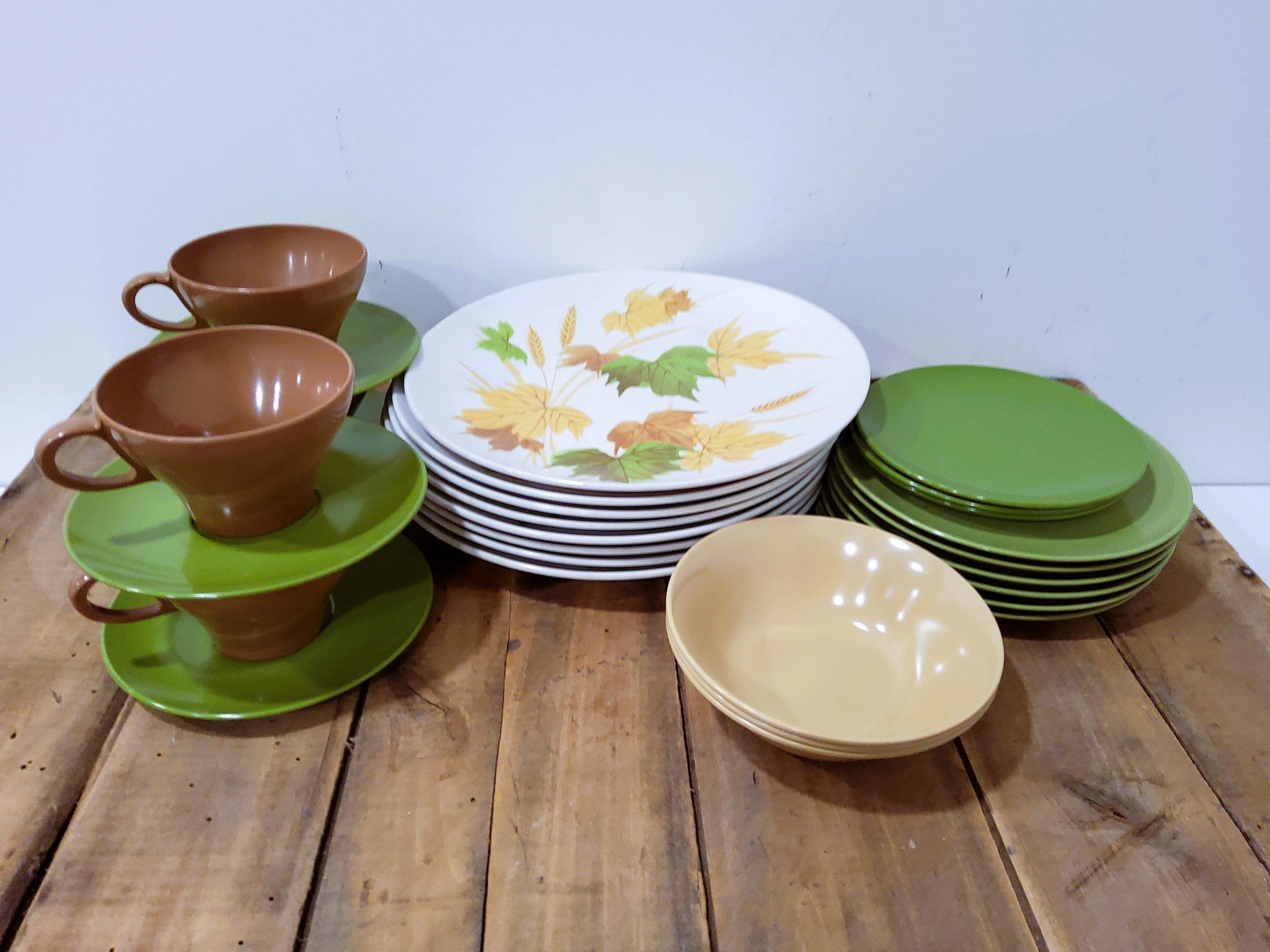 アメリカ製LEONX MELMACヴィンテージ メラミン食器セット USA Green Melmac Dishes, 30 Piece Set, Yellow Leaves, Avocado Green
