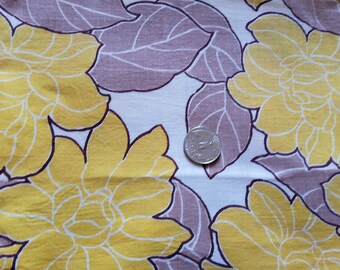 Könnte beinhalten: Ein Stoff mit einem Blumenmuster. Die Blumen sind gelb mit braunen Umrissen und die Blätter sind helllila mit braunen Umrissen. Der Hintergrund ist weiß.
