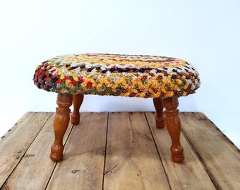 Mały pleciony podnóżek, mały puf, stołek na czterech nogach, robótki ręczne, toczone nogi, styl cottagecore, rustykalny