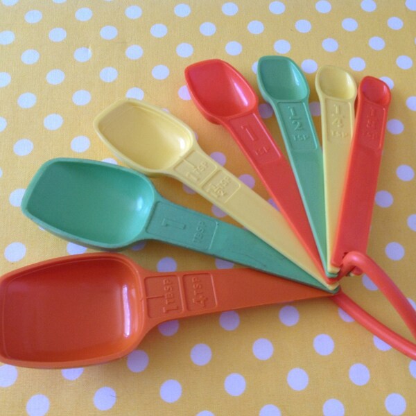 Green, orange, and yellow tupperware measuring spoons, set of 7, retro