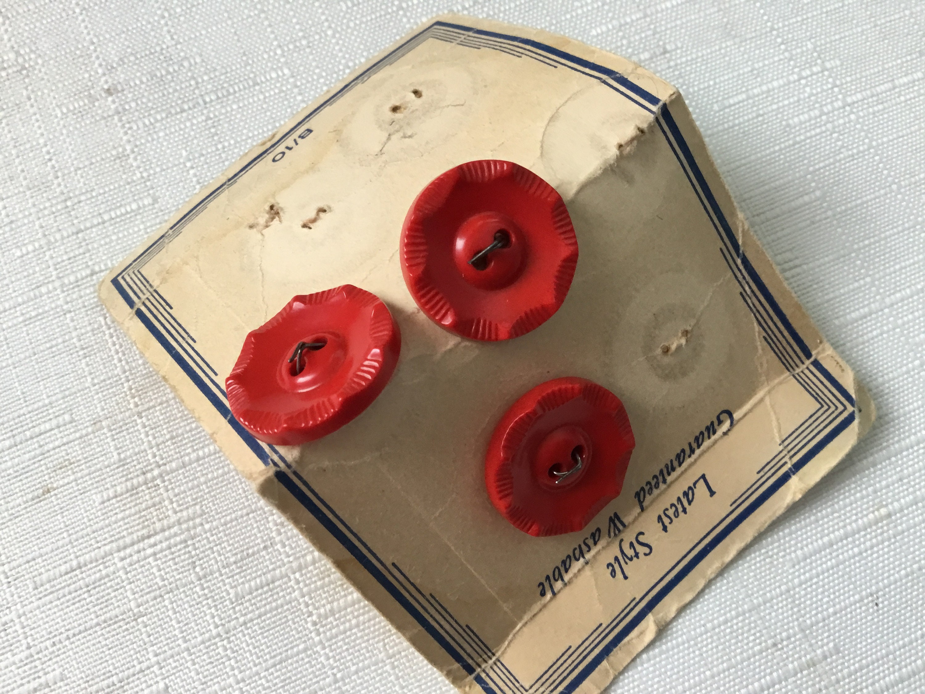 Red Buttons 50pcs Assorted Shades & Sizes Bulk Lot Aussie Seller