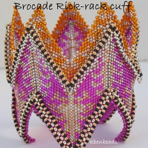 Może przedstawiać: Bransoletka z koralików w geometrycznym wzorze z koralikami w kolorze różowym, pomarańczowym, srebrnym i czarnym. Bransoletka nazywa się "Brocade Rick-rack cuff" i jest to samouczek PDF autorstwa Karen Beningfield.