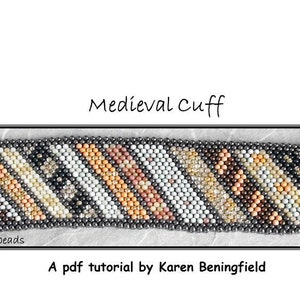 Puede incluir: Un brazalete de puño de cuentas con un patrón geométrico en tonos de marrón, dorado, blanco y negro. El brazalete está hecho con cuentas de semillas y tiene un cierre de metal. El texto "Medieval Cuff" está por encima del brazalete y "A pdf tutorial by Karen Beningfield" está por debajo del brazalete.
