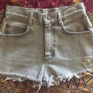 Vintage 80s Grey Stonewashed Lee High Waisted Denim Shorts XS S24 image 1