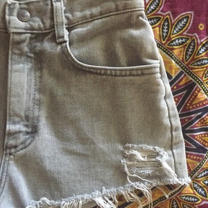 Vintage 80s Grey Stonewashed Lee High Waisted Denim Shorts XS S24 image 3