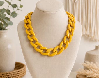 女性用、長さ22インチのマスタードイエローのステートメントネックレス 