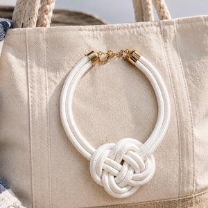 Collar llamativo con nudo de cuerda náutica blanca (colores adicionales)