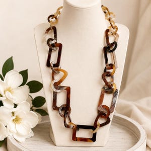 Collar grueso de resina con diseño de carey / Collar llamativo y ligero / Cadena acrílica estilo boho moderno / Regalo de joyería de moda neutra