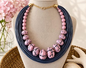 Statement-Halskette in zartem Rosa mit mehreren Strängen | Boho-Perlenkette | Leichtes, handgefertigtes Schmuckstück | Ausdrucksstarke Halskette | Geschenkidee für sie