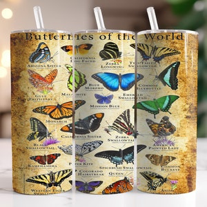 Puede incluir: Un vaso de acero inoxidable con un diseño colorido que presenta varias especies de mariposas y sus nombres. El vaso tiene una pajita y una tapa. El fondo es un papel pergamino de estilo vintage con un esquema de color marrón y amarillo.