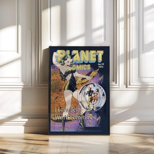 Puede incluir: Una portada de cómic vintage enmarcada titulada "Planet Comics No. 39 Nov." con una mujer con un atuendo negro y verde. La obra de arte incluye una burbuja con dos figuras y el texto "I Love Being Weird Sometimes."