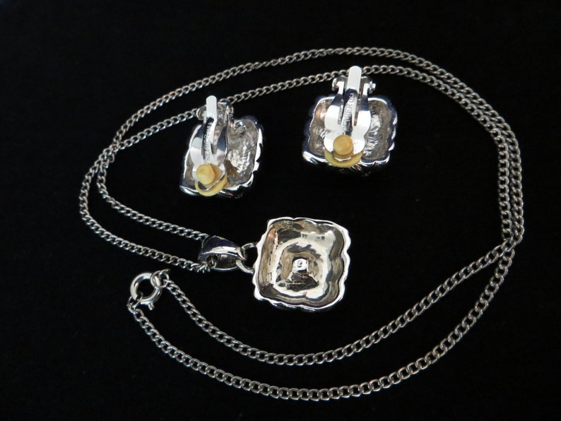 lovely signed designer Premier USA Blue Topaz and Daisy Design silver tone Necklace and Clip Earring set