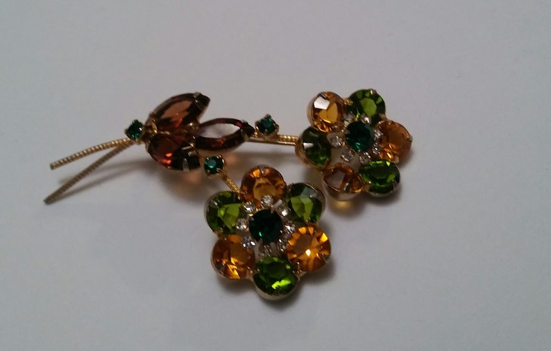 Vintage green gold clear sprong set rhinestone 3 large flower brooch gorgeous mid century accessory