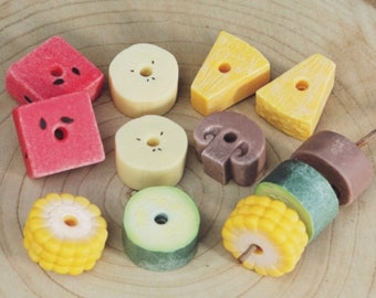 Ensartar brochetas - Piedras de juego sensorial