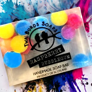 Peut inclure: Une barre de savon transparente avec des morceaux de savon ronds color&eacute;s int&eacute;gr&eacute;s. La barre de savon est &eacute;tiquet&eacute;e "Twa Burds Soaps Raspberry Bubblegum Handmade Soap Bar Product of Scotland".