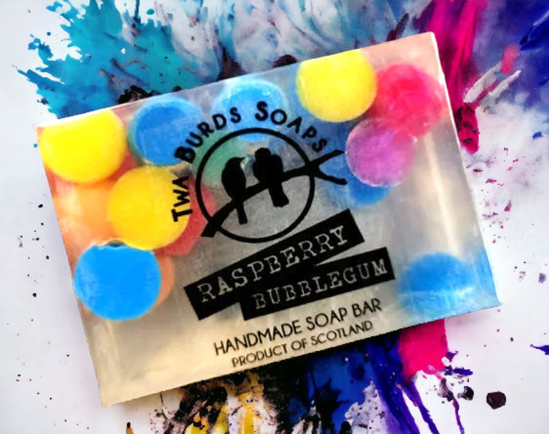 Peut inclure: Une barre de savon transparente avec des morceaux de savon ronds color&eacute;s int&eacute;gr&eacute;s. La barre de savon est &eacute;tiquet&eacute;e "Twa Burds Soaps Raspberry Bubblegum Handmade Soap Bar Product of Scotland".